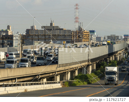 平日朝の大渋滞が続く大阪市内の近畿道 平日朝の大渋滞が続く大阪市内の近畿道 117621727
