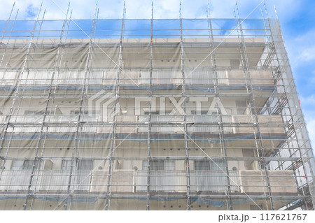 ワンルームマンション修繕工事の足場・メッシュシート設置(前面) ワンルームマンション修繕工事の足場・メッシュシート設置(前面) 117621767