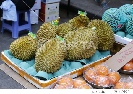 香港島の青果市場で売られるドリアン 香港島の青果市場で売られるドリアン 117622404