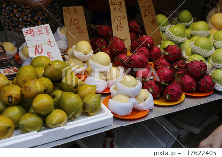 青空市場で売られるドラゴンフルーツ 青空市場で売られるドラゴンフルーツ 117622405