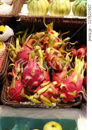 青空市場で売られるドラゴンフルーツ 青空市場で売られるドラゴンフルーツ 117622407