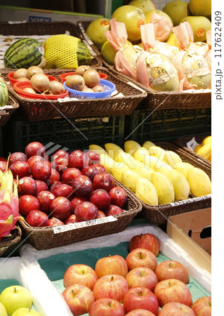 青空市場で売られる、オレンジなどの果物。ほとんどが輸入品。 青空市場で売られる、オレンジなどの果物。ほとんどが輸入品。 117622409