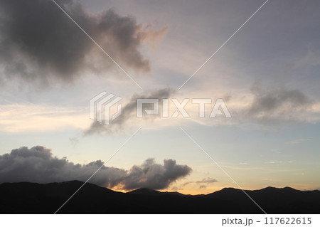夕方の空　雲　山地 117622615