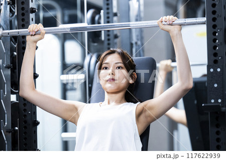 スポーツジムでトレーニングする若い女性 スポーツジムでトレーニングする若い女性 117622939