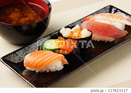 握り寿司と赤だし 117623117