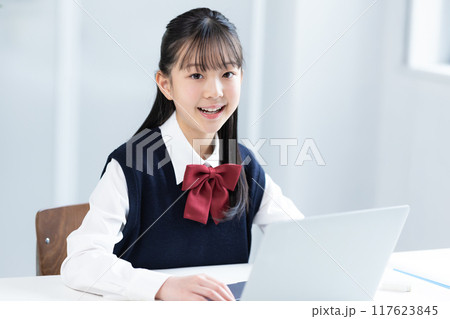 タブレットで勉強する女子中学生 タブレットで勉強する女子中学生 117623845