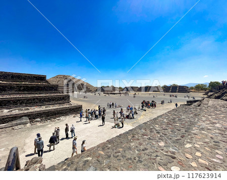 メキシコ・テオティワカン遺跡 死者の道と月のピラミッド メキシコ・テオティワカン遺跡 死者の道と月のピラミッド 117623914