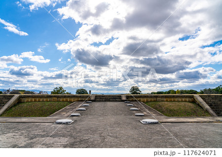 【奈良県】ダイナミックな空が広がる平城宮の第二次大極殿 117624071