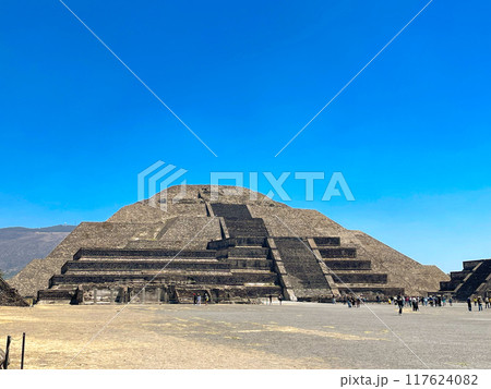 メキシコ・テオティワカン遺跡　死者の道と月のピラミッド 117624082