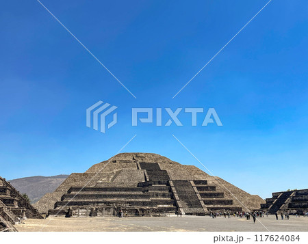 メキシコ・テオティワカン遺跡　死者の道と月のピラミッド 117624084