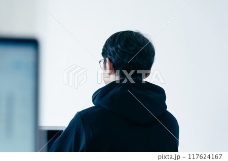 カジュアルスタイルでパソコン作業をする男性 カジュアルスタイルでパソコン作業をする男性 117624167