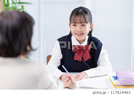 塾で先生と勉強する女子中学生 塾で先生と勉強する女子中学生 117624463