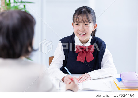 塾で先生と勉強する女子中学生　 117624464