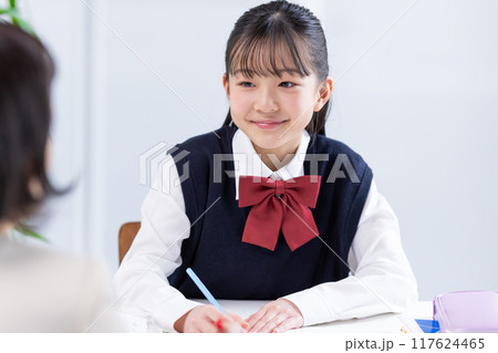 塾で先生と勉強する女子中学生　 117624465