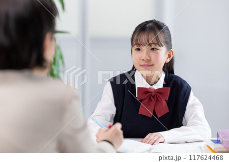 塾で先生と勉強する女子中学生　 117624468