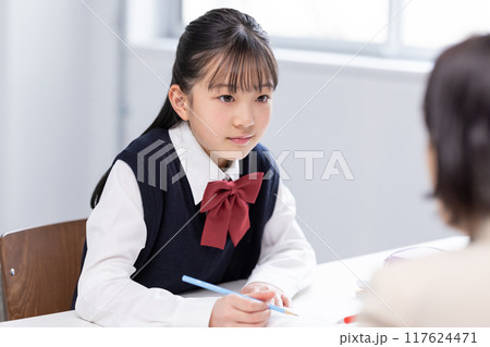 塾で先生と勉強する女子中学生  塾で先生と勉強する女子中学生  117624471