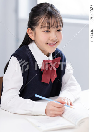 塾で先生と勉強する女子中学生 塾で先生と勉強する女子中学生 117624522