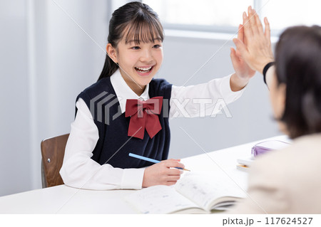 塾で先生と勉強する女子中学生 塾で先生と勉強する女子中学生 117624527
