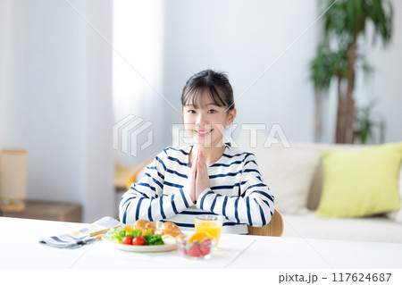 ファミリーイメージ　朝食を食べる女の子 117624687