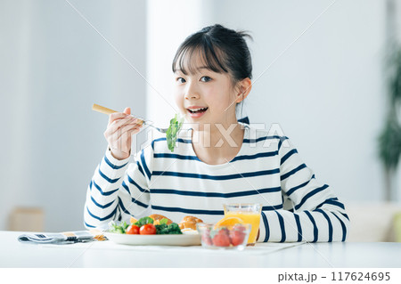 ファミリーイメージ　朝食を食べる女の子 117624695