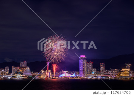 神戸の花火と街の夜景 117624706