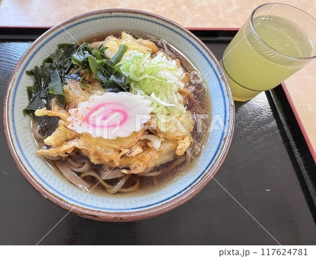 お昼に天ぷらそばを食べました。 117624781