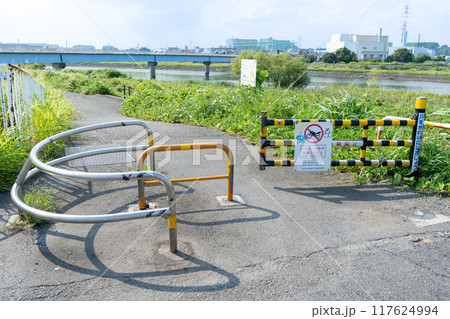 河川・土手入り口に設置してある進入禁止ゲート・車両通行止め 117624994