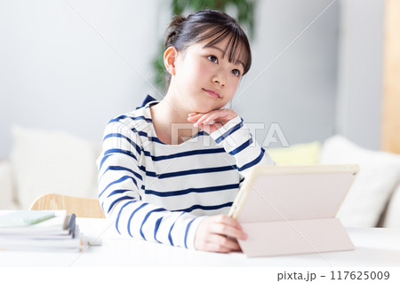 タブレットで勉強する女の子　 117625009