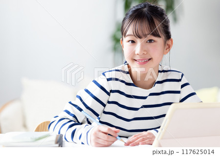 タブレットで勉強する女の子　 117625014