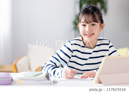 タブレットで勉強する女の子　 117625016