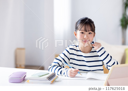 タブレットで勉強する女の子 タブレットで勉強する女の子 117625018