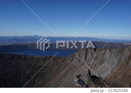晩秋の摩周湖外輪山 117625380