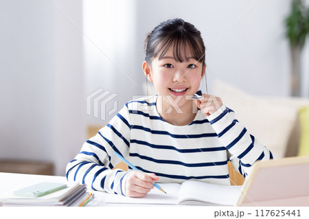 タブレットで勉強する女の子 タブレットで勉強する女の子 117625441