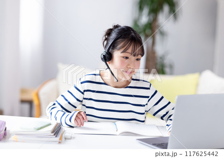 ノートパソコンでオンライン授業を受ける女の子 ノートパソコンでオンライン授業を受ける女の子 117625442