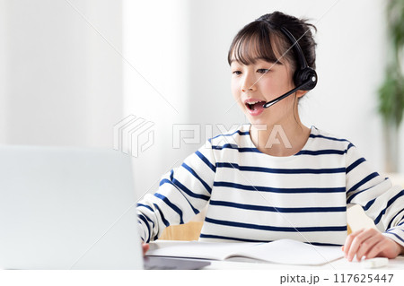 ノートパソコンでオンライン授業を受ける女の子　 117625447