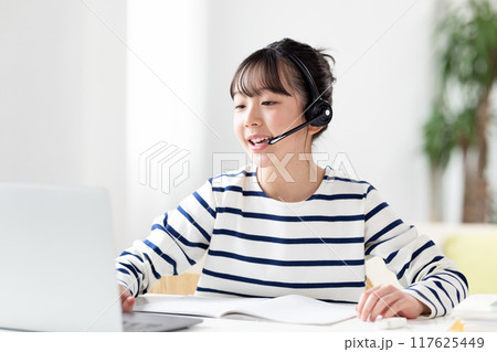 ノートパソコンでオンライン授業を受ける女の子 ノートパソコンでオンライン授業を受ける女の子 117625449