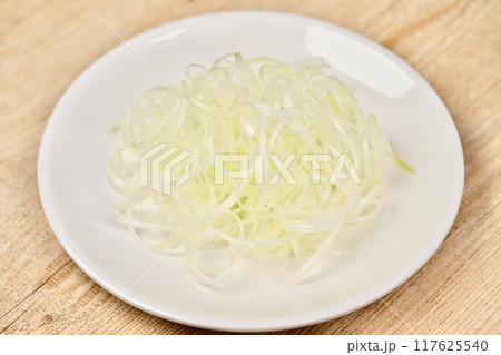 白髪ねぎ、白髪ネギ、白髪葱、長ネギ、白ネギを細長く調理カット水に晒しました。 117625540