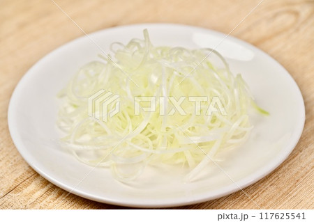 白髪ねぎ、白髪ネギ、白髪葱、長ネギ、白ネギを細長く調理カット水に晒しました。 117625541