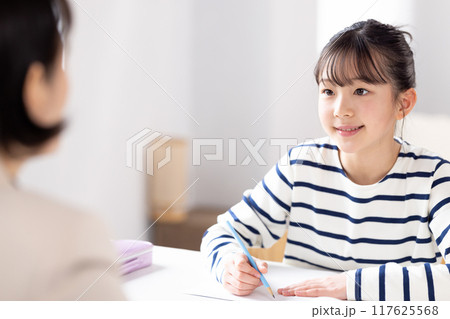 塾で先生と勉強する女の子　 117625568