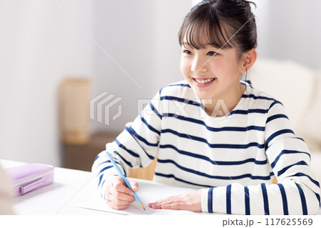 塾で先生と勉強する女の子　 117625569