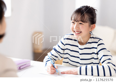 塾で先生と勉強する女の子 塾で先生と勉強する女の子 117625570