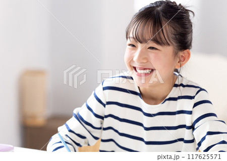 塾で先生と勉強する女の子  塾で先生と勉強する女の子  117625571