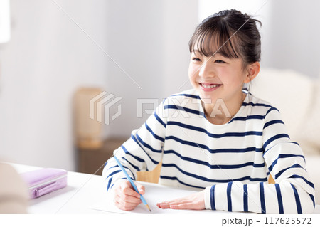 塾で先生と勉強する女の子 塾で先生と勉強する女の子 117625572