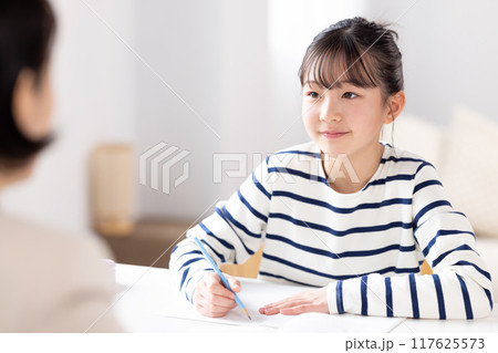 塾で先生と勉強する女の子  塾で先生と勉強する女の子  117625573