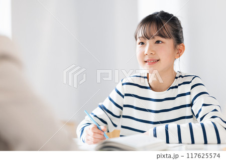 塾で先生と勉強する女の子 塾で先生と勉強する女の子 117625574