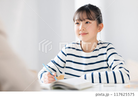 塾で先生と勉強する女の子 塾で先生と勉強する女の子 117625575