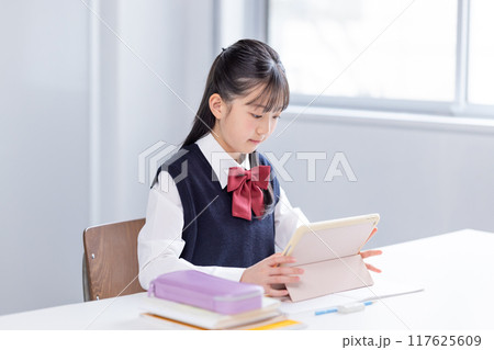 タブレットで勉強する女子中学生　 117625609