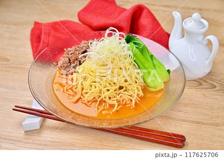 つめたーい夏の新定番、冷やし担々麺、ひやしタンタン麺、冷たい麺料理、冷し担担麺、辛い。 117625706