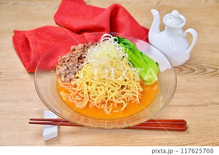 つめたーい夏の新定番、冷やし担々麺、ひやしタンタン麺、冷たい麺料理、冷し担担麺、辛い。 117625708