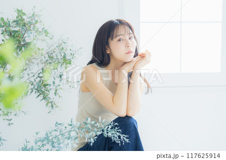 若い女性のヘアケアイメージ　 117625914